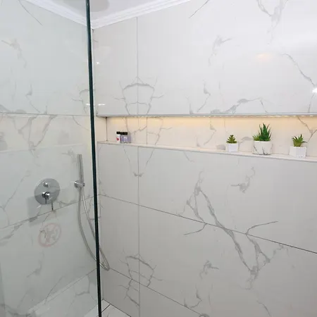 Seafront - Port House G Apartmán *